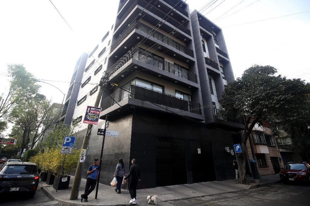 La "protección" de una obra en la calle Holbein, colonia Ciudad de los Deportes, le costó a un empresario soltar 1.8 millones de pesos a funcionarios de la alcaldía Benito Juárez, señaló la FGJ. Foto Yazmín Ortega Cortés