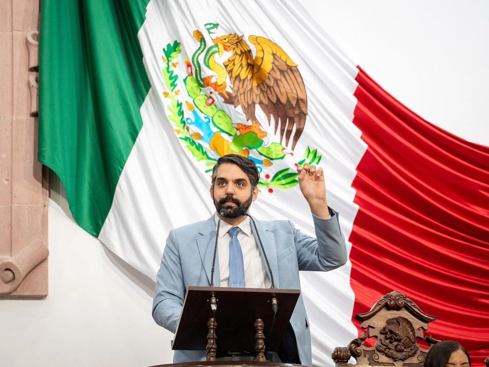 El diputado morenista permaneció al interior de su vehículo mientras una grúa lo remolcaba, con su prometida a bordo, hacia el corralón Grúas Silva. Allí, denunció, continuó incomunicado hasta cerca de las tres de la mañana.