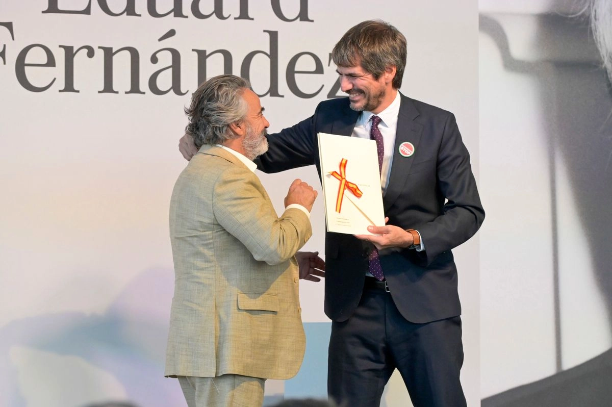  El actor Eduard Fernández (i) recibe el Premio Nacional de Cinematografía de manos del ministro de Cultura, Ernest Urtasun, durante la 73ª edición del Festival de Cine de San Sebastián, en Tabalakera, a 20 de septiembre de 2025, en San Sebastián, Guipúzcoa, País Vasco.