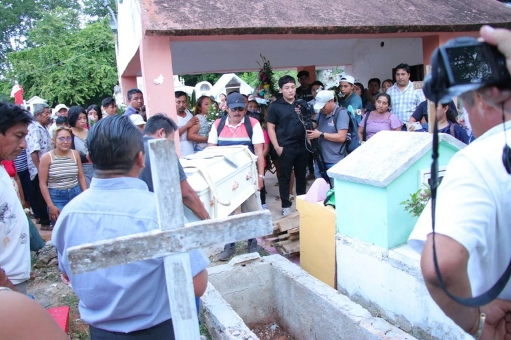 Entierro de la menor Aitana en el panteón municipal de Tinum, Yucatán. Foto Luis Boffil