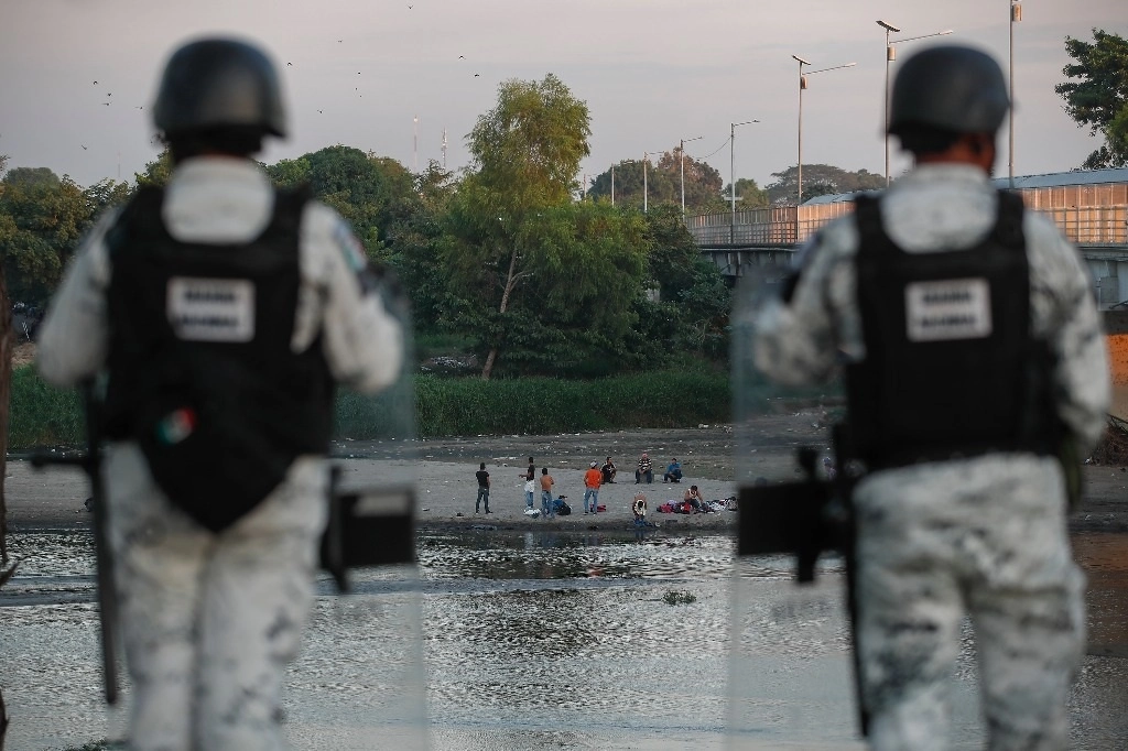 Elementos de la Guardia Nacional patrullan el cauce del río Suchiate, donde se espera la llegada de cientos de migrantes centroamericanos. Foto Víctor Camacho/archivo