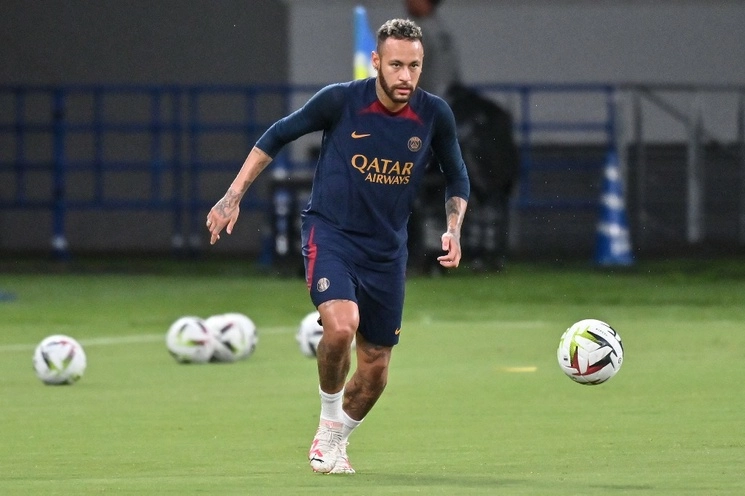 Neymar Jr., jugador del PSG, durante un entrenamiento del club francés en Tokio, Japón. Foto Afp