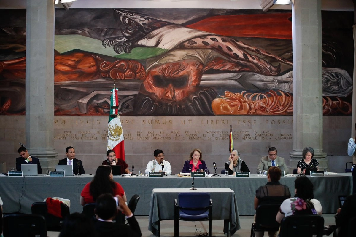 Durante la violencia ejercida por integrantes de la marcha de la Generación Z, el pasado 15 de noviembre, fue vandalizada la puerta principal y la zona de murales de la SCJN, por lo que se presentó una denuncia por daño en propiedad ajena. Foto 
