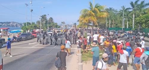 Manifestantes protestan en el municipio de Marquelia, el 30 de junio de 2022. Foto Héctor Briseño