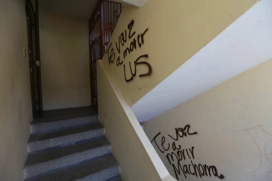 Amenazas escritas con aerosol, en las paredes del complejo de departamentos en donde habitaba Luz Raquel Padilla, antes de ser prendida con fuego y morir a causa de las quemaduras. Foto Cuartoscuro / Archivo