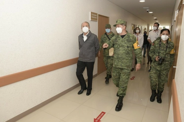 El gobernador Manuel Carreras durante su visita al Hospital Central de San Luis Potosí, acompañado de elementos del Ejército, entre ellos, el General Pedro Lohmann. Foto tomada del Twitter de @JMCarrerasGob