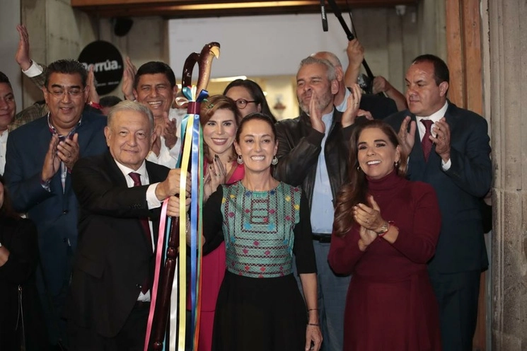 El presidente Andrés Manuel López Obrador (c,izq) junto la coordinadora de los Comités de Defensa de la 4T, Claudia Sheinbaum (c,der). Foto Luis Castillo 