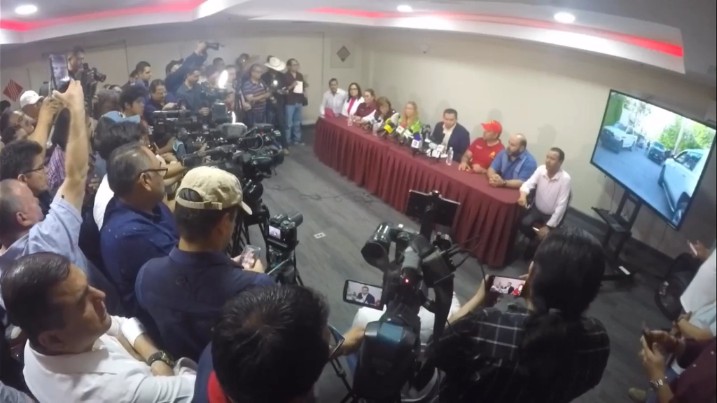 El alcalde con licencia de Ciudad Juárez, Cruz Pérez Cuéllar ofreció una rueda de prensa tras el allanamiento a su hogar. Imagen tomada del video publicado en redes sociales
