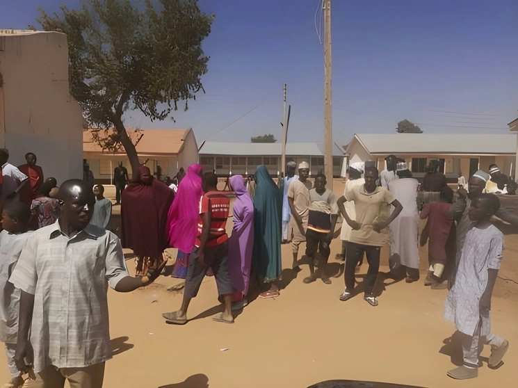 Padres de familia esperan en la Escuela Secundaria de Ciencias en Kankara, Nigeria, que las autoridades les informen sobre el paradero de sus hijos, luego de que un comando armado irrumpió en el plantel. Foto Ap / Archivo
