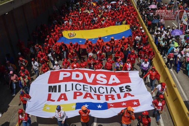  Personas participan en una marcha para celebrar el Día Internacional de los Trabajadores, en Caracas, Venezuela. Foto Xinhua