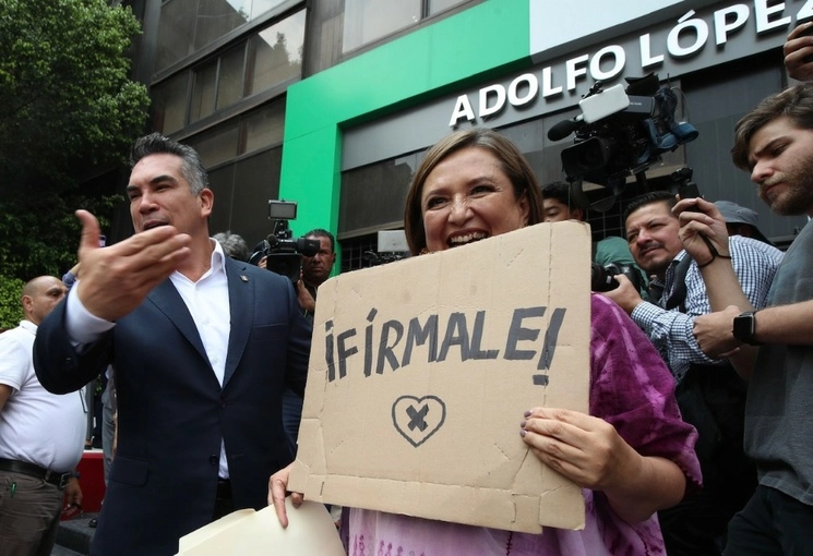 “En mi caso he recorrido 18 estados, le he echado todas las ganas buscando las firmas y ver que hay personajes que ya tienen 100 mil firmas y yo no los veo en la calle, buscando el apoyo”, reprochó Xóchitl Gálvez. Foto María Luisa Severiano / Archivo