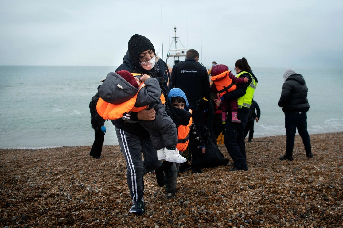Migrantes rescatados del Canal de la Mancha son llevados a las costas de Dungeness, en el sureste de Inglaterra. Foto Afp 