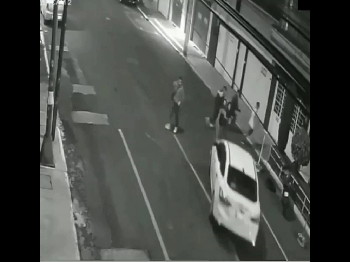 La diputada Sol Merino difundió en redes sociales un video en el que se ve cómo un sujeto arrolla a su novia y una amiga en la colonia Viaducto Piedad. Imagen tomada del video