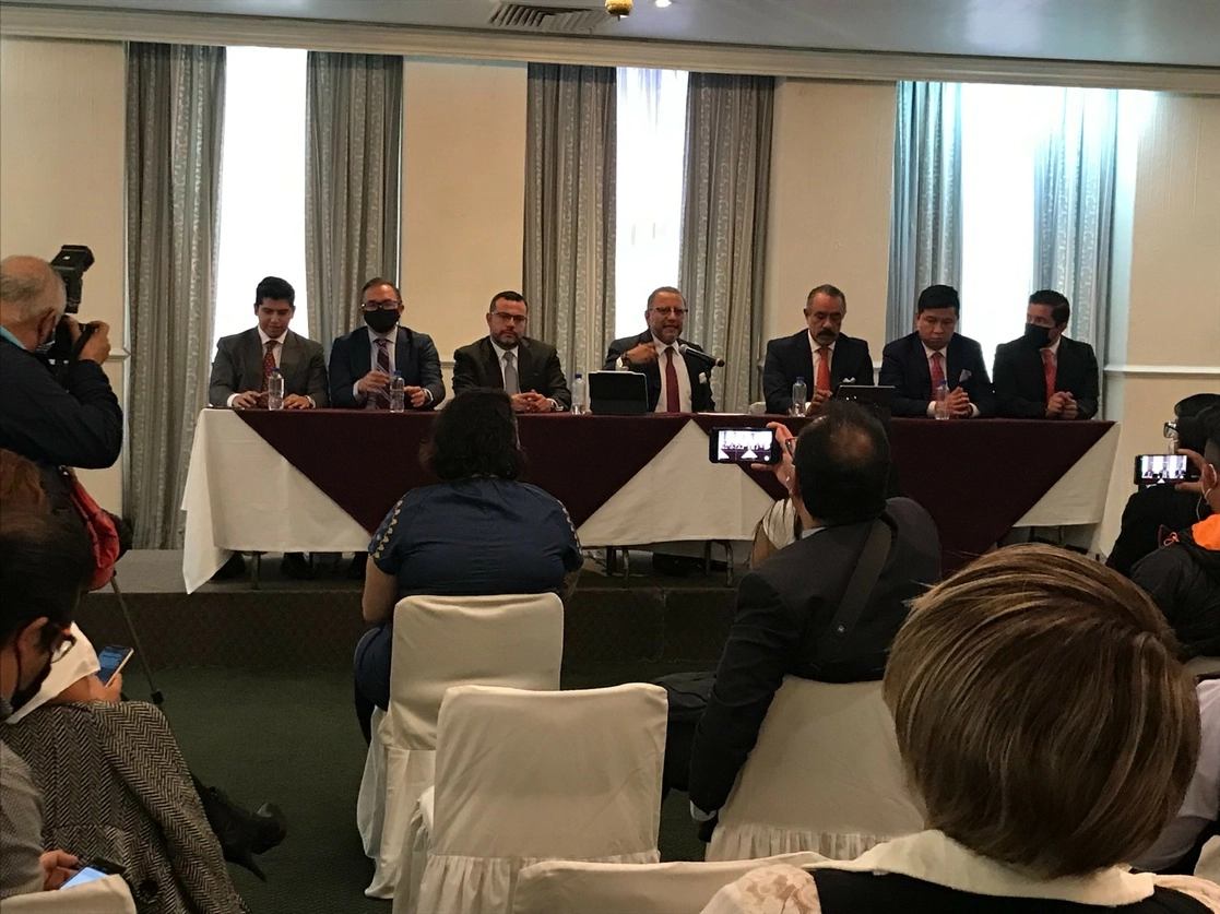 Durante la conferencia de prensa de los defensores de los 15 ex funcionarios involucrados en la construcción de la Línea 12 del Metro, el 14 de septiembre de 2021. Foto Bertha Teresa Ramírez 