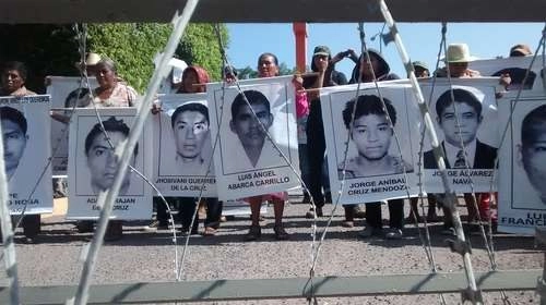Durante una manifestación de Ayotzinapa frente a las instalaciones del 27 batallón de infantería del Ejército Mexicano en Iguala, Guerrero. Foto Lenin Ocampo /Archivo