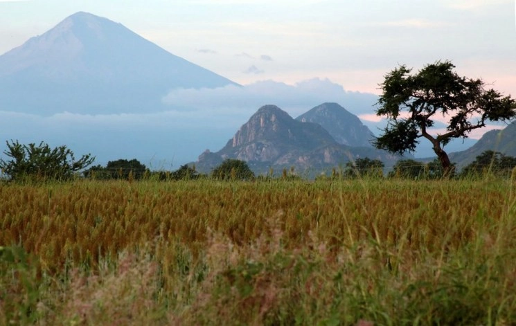 Paisaje de los peñones de Chalcatzingo, Jantetelco y el volcán Popocatépetl en Tepalcingo, Morelos. Foto Cuartoscuro