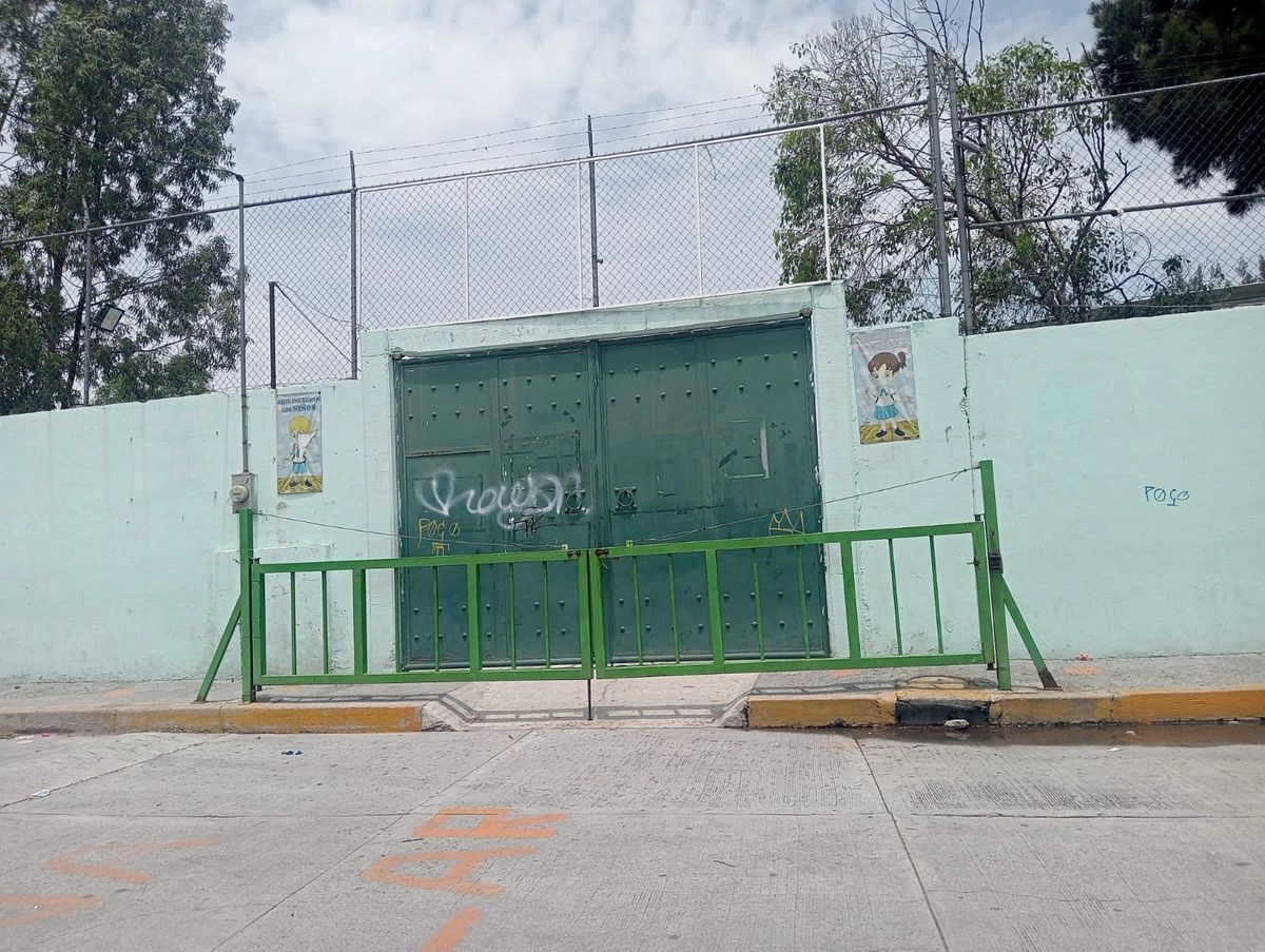 Madres de familia de la primaria Manuel Gutiérrez Nájera, en Chimalhuacán, Edomex, fueron denunciadas por impedir la reinstalación de la directora a sus funciones. Foto 