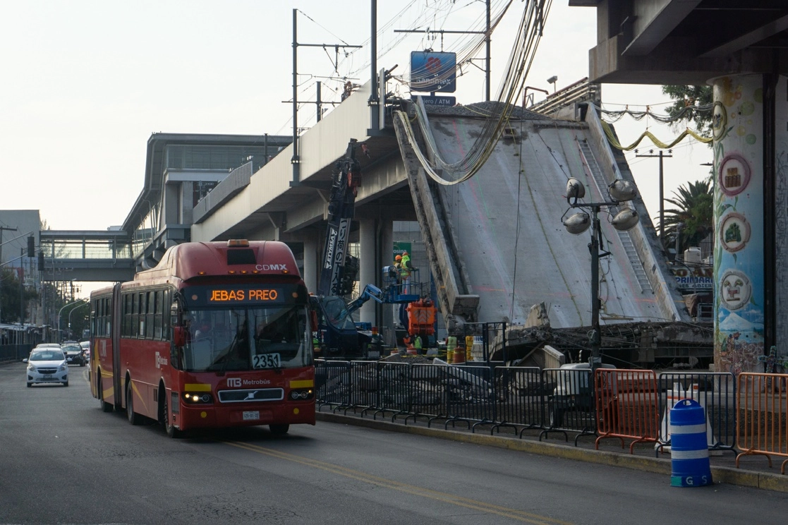 En la zona donde ocurrió el desplome de una trabe en el viaducto elevado de la Línea 12 del Metro, en la alcaldía Tláhuac, Ciudad de México, el 24 de mayo de 2021. Foto Pablo Ramos