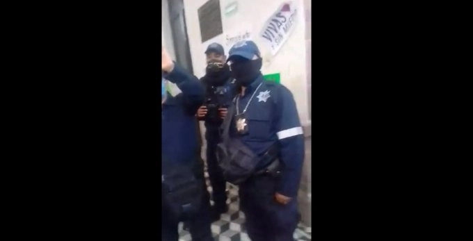 Las mujeres señalan que los policias discutieron con ellas cuando marchaban contra los feminicidios. Foto @tianguinforma