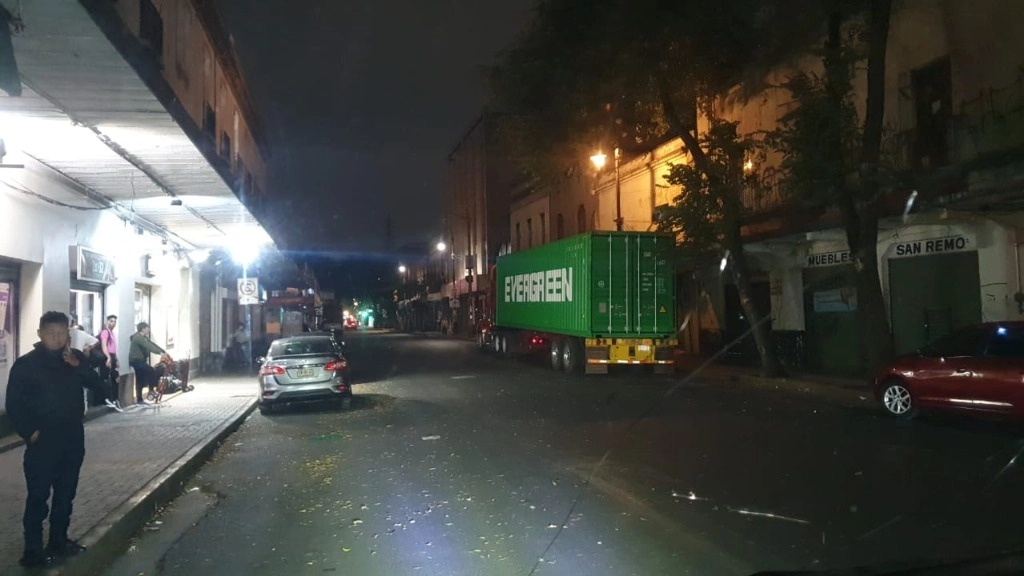 Vecinos denunciaron que durante las madrugadas ingresa transporte pesado a las calles del Centro Histórico que recién fueron reparadas. Foto La Jornada
