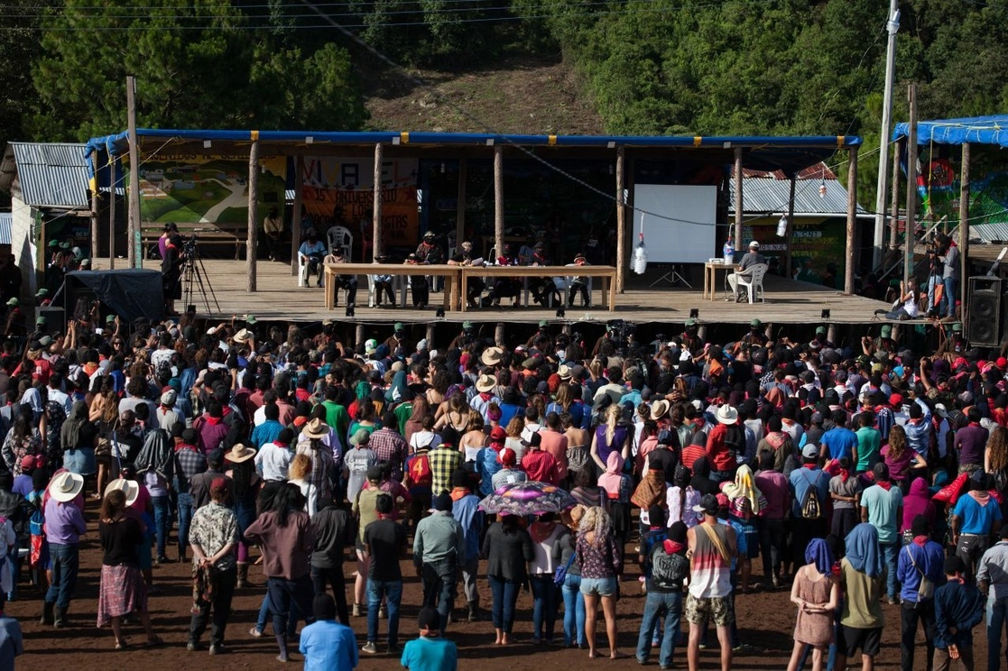 Integrantes del EZLN, reunidos con miembros de la sociedad civil, nacional e internacional, durante la celebración de los 15 años de los Caracoles Zapatistas, el 9 de agosto de 2018. Foto Cuartoscuro