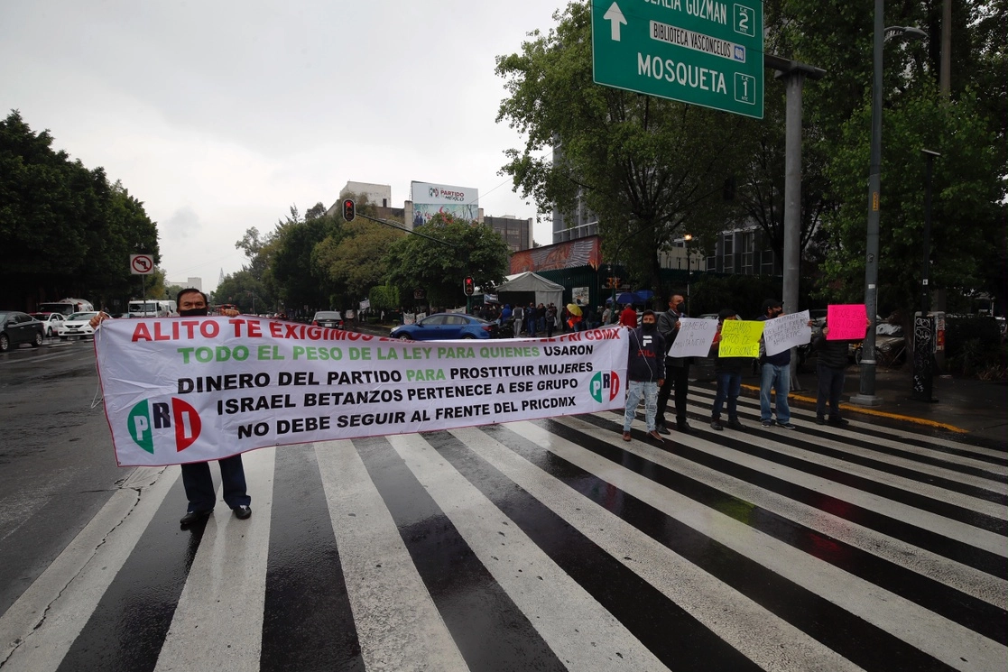 Priístas inconformes renovaron ayer protestas afuera de las instalaciones del partido, exigiendo la renuncia del líder nacional, Alejandro Moreno. La escena, sobre Insurgentes Norte y Héroes Ferrocarrileros, en la Ciudad de México. Foto Cristina Rodríguez