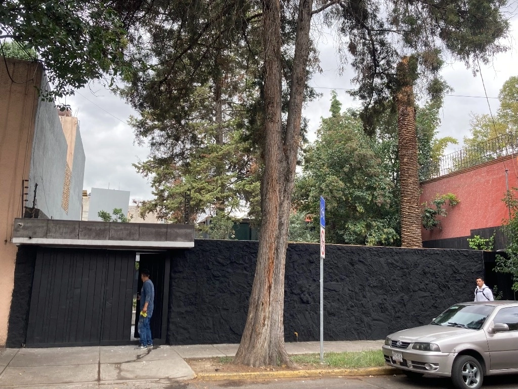 Vecinos de la calle Gómez Farías en El Carmen, Coyoacán rechazaron la apertura de un restaurante que no cuenta con permisos. Foto La Jornada