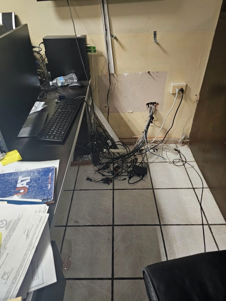 Arrancaron cableado del sistema de videovigilancia entre otros destrozos. Foto La Jornada