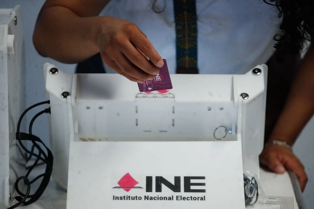 Votantes hacen fila en la casilla especial con urna electrónica 5342 S1, ubicada en la central camionera TAPO, en la Ciudad de México, el 2 de junio de 2024. Foto Cristina Rodríguez