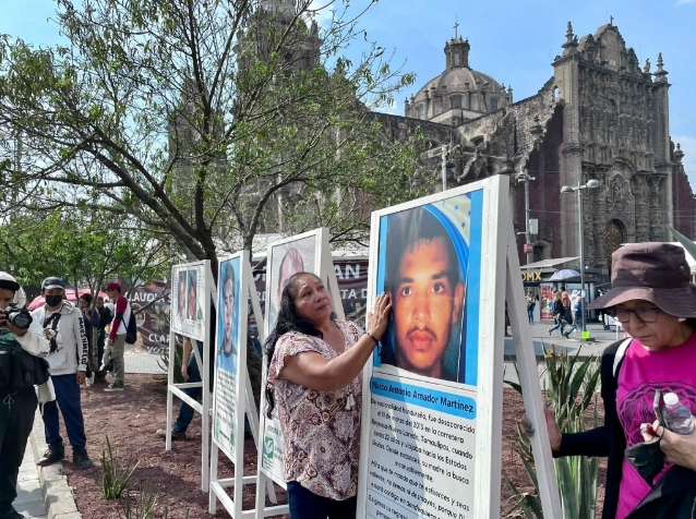 María Elizabeth Martínez, madre de Marco Antonio Amador Martínez, develó la fotografía de su hijo, que se integró al memorial instalado en el Zócalo, en marzo de 2024 