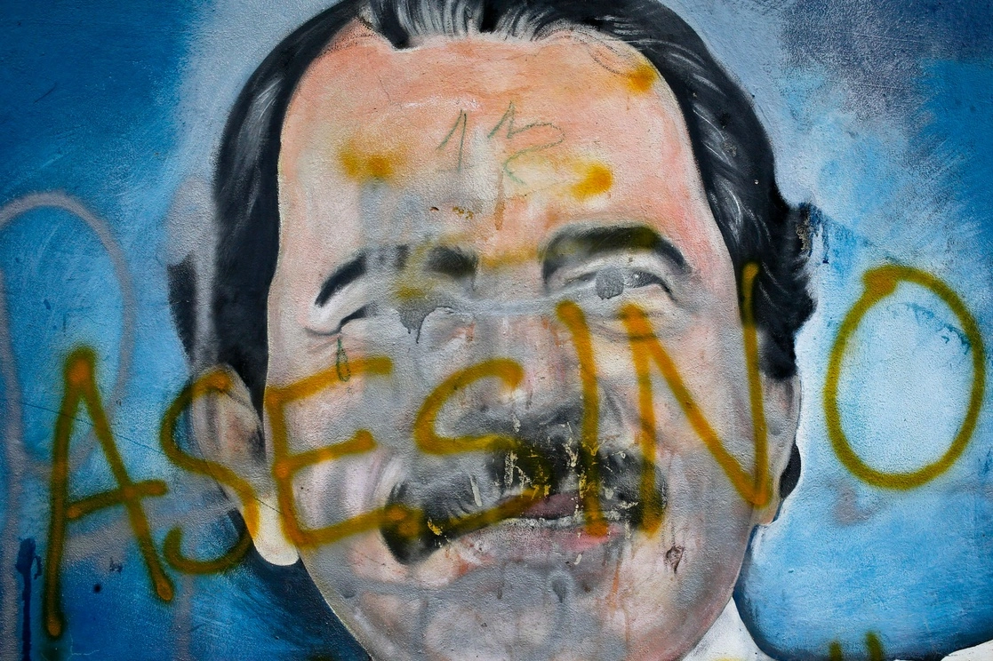 En imagen de archivo, un mural del presidente de Nicaragua, Daniel Ortega, como parte de las protestas antigubernamentales que exigen su renuncia en Managua, Nicaragua. Foto Ap