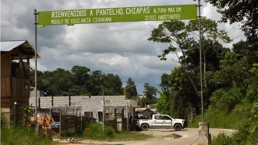 Letrero de bienvenida a la entrada de la comunidad de Pantelhó, Chiapas. Foto