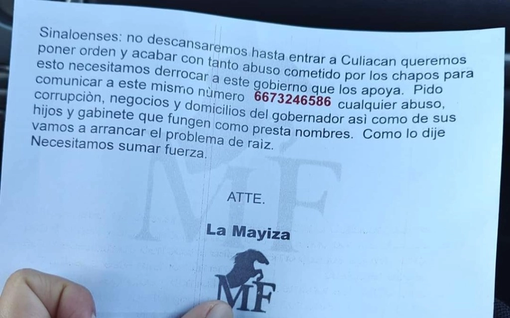 Los volantes cayeron de una avioneta y fueron ubicados en colonias como Cañadas, Lázaro Cárdenas y el bulevar Rotarismo. Foto @ae6193798 