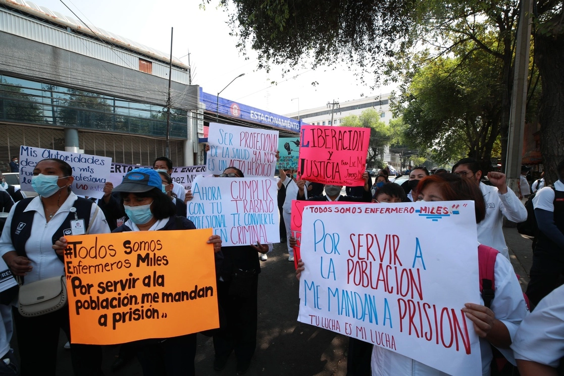 Personal de diversos hospitales de la capital del país protestan por la detención de un compañero mientras realizaba unos estudios médicos a una paciente, el 14 de abril de 2022. Foto Alfredo Domínguez

