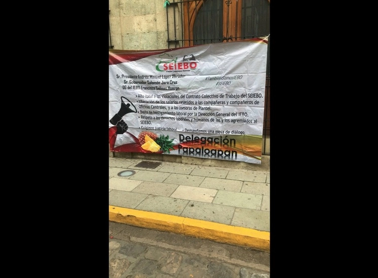 Integrantes del SEIEBO protestan en el Palacio de Gobierno de Oaxaca por despidos injustificados. Foto Tomada de https://www.facebook.com/profile.php?id=100090311495762 