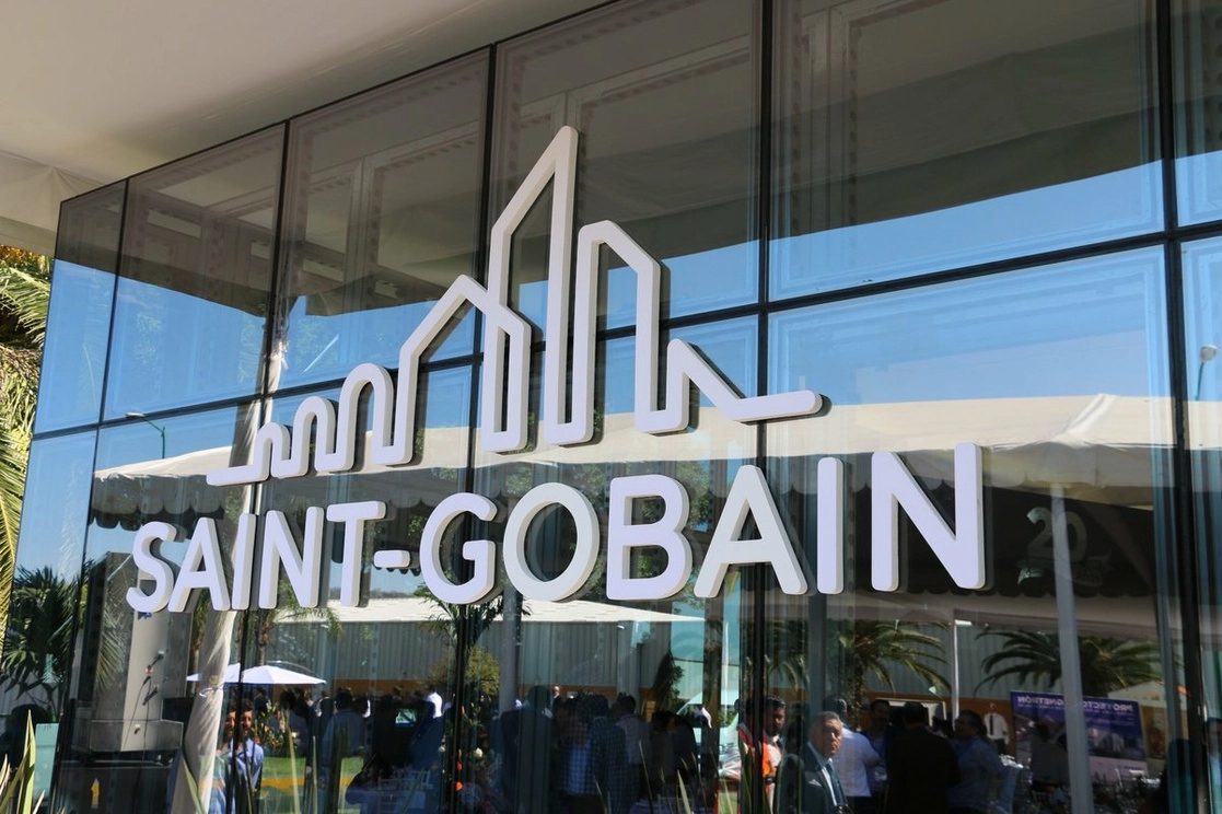 Exterior de una sede de la empresa de capital francés Saint Gobain en México. Foto tomada de la cuenta de Twitter @SE_mx


