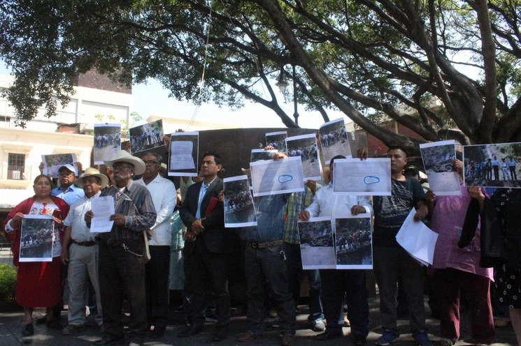 Habitantes del municipio Hueyapan, en Cuernavaca, Morelos, denunciaron que unos 800 pobladores del vecino Tetela del Volcán destruyeron la presa del manantial conocida como La Mina, y cortaron las mangueras de suministro, por lo que unos tres mil hueyapanenses se quedaron sin acceso a agua. Foto Rubicela Morelos