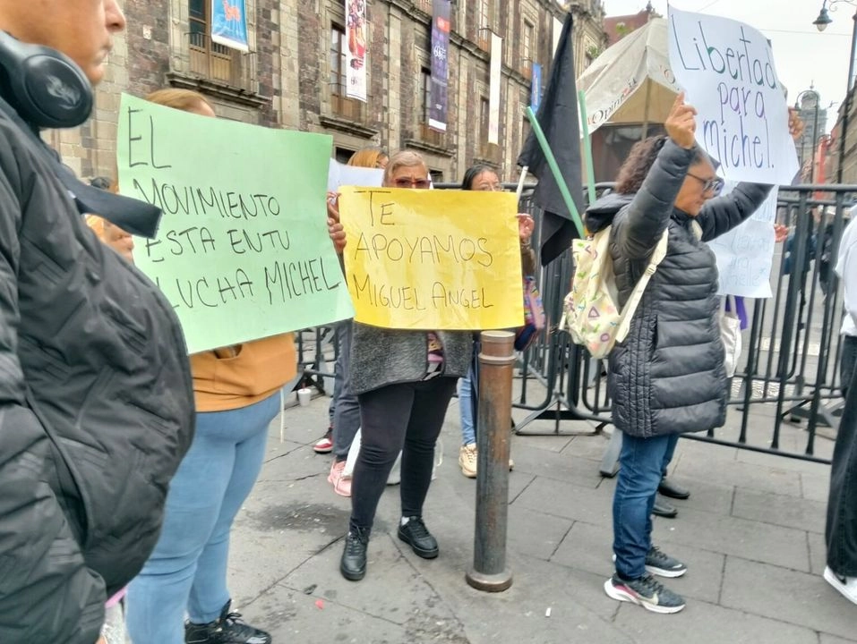 Profesores, ciudadanos y activistas expresaron su apoyo al defensor de los derechos de los pueblos indígenas, a quien señalaron de ser preso político, Miguel Ángel Guzmán Michel. Foto