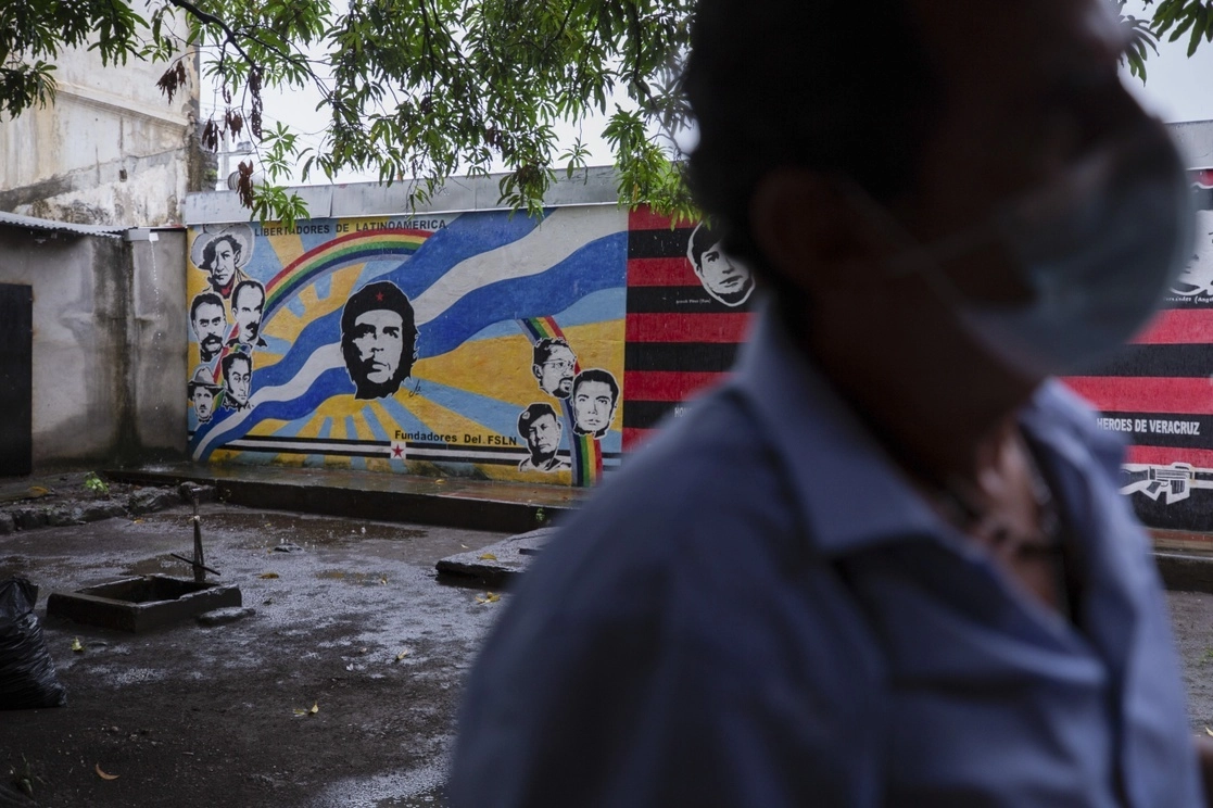 Mural con rostros de revolucionarios nicaragüenses y latinoamericanos en un mural del Museo de la Revolución en León, Nicaragua, el 5 de julio de 2021. Foto Ap