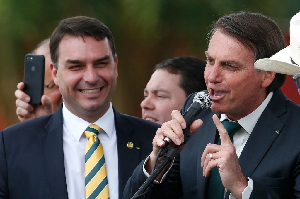 Flavio y Jair Bolaonaro, senador y presidente, respectivamente de Brasil. Foto Ap 