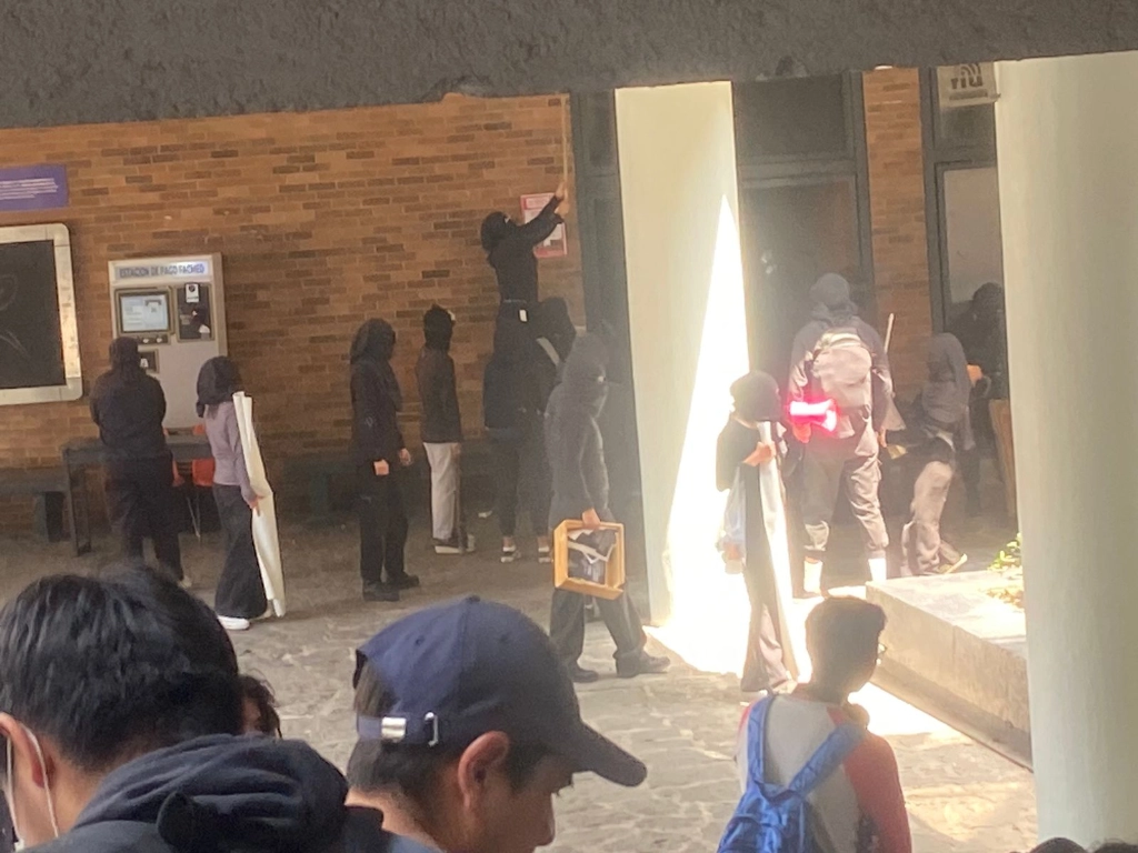 Encapuchados durante la protesta en Facmed de la UNAM. Foto La Jornada