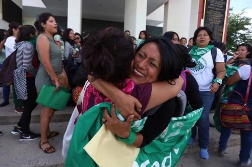Activistas de Marea Verde celebran la despenalización del aborto. Foto Jorge A. Pérez/ Archivo