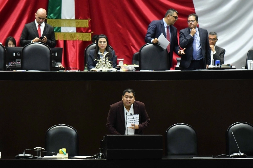Intervención desde la tribuna del ciudadano Rossembert Gutiérrez Hernández, hablante de lengua Maya, en la que al salirse del protocolo exigió que una mujer indígena sea rectora de Universidad Intercultural de Colima. Foto Cuartoscuro 