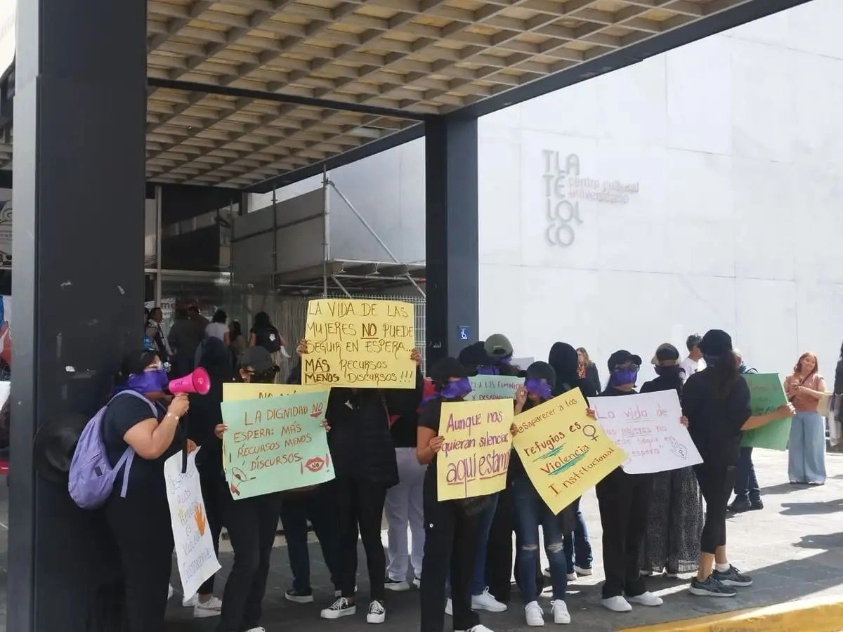 Agrupaciones de mujeres, integrantes de colectivos a favor del trabajo sexual y defensoras de la vida desde la gestación protestaron de manera simultánea frente al Centro Cultiural Universotario Tlatelolco, donde se realizó la 16 Conferencia Regional sobre la Mujer de América Latina y el Caribe, el 13 de agosto de 2025. Foto 