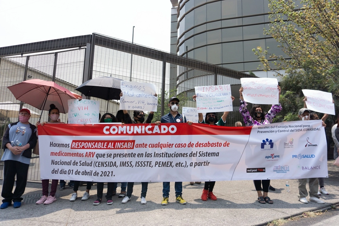 Personas con VIH bloquean avenida Patriostismo a la altura de Barranca del Muerto, en abril pasado. Foto Pablo Ramos