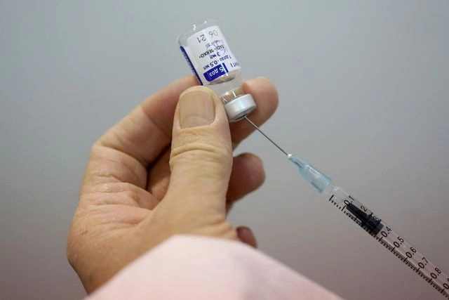 Personal de salud prepara una vacuna contra Covid-19 de Sputnik. Foto Afp
