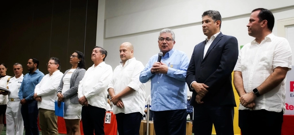 Alfonso Cepeda Salas (micrófono) secretario general del Sindicato Nacional de Trabajadores de la Educación a quien piden intervenga tras el fraude en la sección 11 de la gremial. Foto SNTE