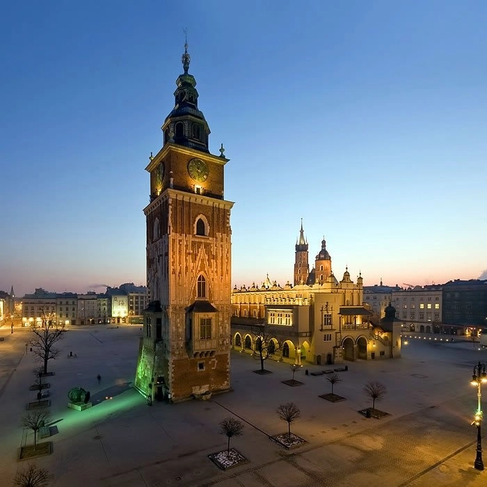 Torre del ayuntamiento de Cracovia, en Polonia. Foto Tomada de X @Ayalaanab
