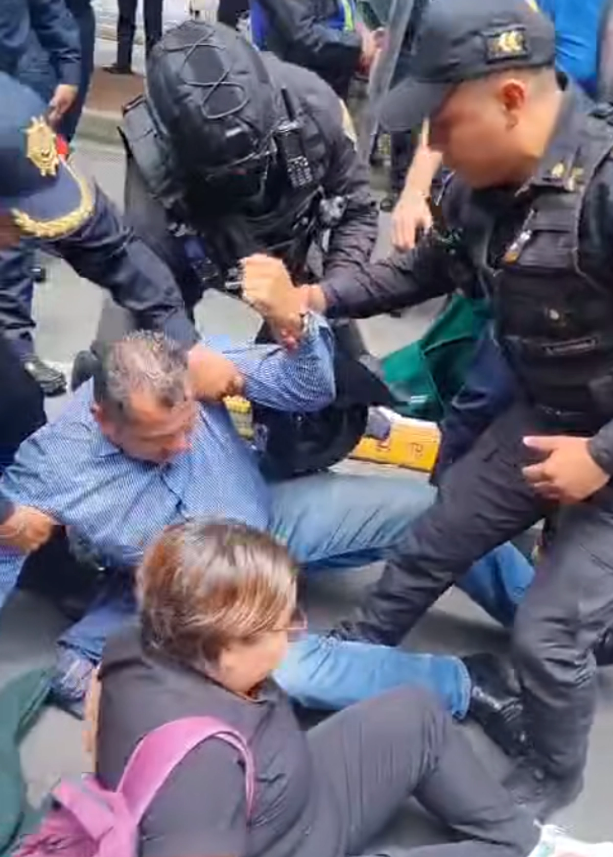 Elementos de la policía capitalina retiraron a los integrantes del Fintras que se manifestaban sobre Avenida de los Insurgentes. Fotograma tomado de video compartido en 