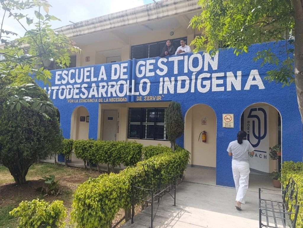“En la Unach se impuso la era Trump. La Secretaria General llegó para anunciar la disolución de la Escuela de Gestión y Autodesarrollo Indígena, única en su tipo a nivel estatal y nacional. Sin consulta previa, libre e informada se impuso la nueva estructura dejando más incertidumbre sobretodo en alumnos y trabajadores”, afirmó Elisa Cruz Rueda, profesora de tiempo completo por oposición nivel C. Foto Elio Henríquez 